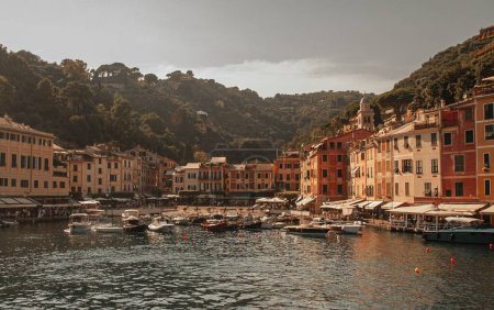 Foto de Los barcos en un muelle con los hermosos edificios de Cinque Terre en el fondo - Imagen libre de derechos