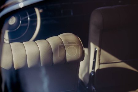 Téléchargez les photos : Gros plan d'un siège à l'ancienne d'une Mercedes Benz 220 des années 60 - en image libre de droit