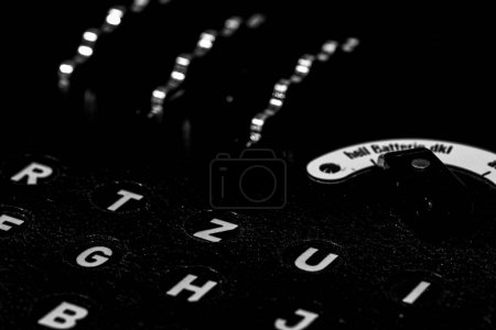Téléchargez les photos : Un gros plan de la machine allemande "Enigma" de la Seconde Guerre mondiale utilisée pour chiffrer et déchiffrer les messages - en image libre de droit