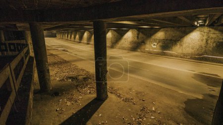 Foto de Un túnel de coches vacío sin coches. Parece abandonado. - Imagen libre de derechos