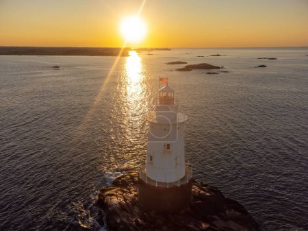 Téléchargez les photos : Image en début de matinée du phare de Sakonnet Point (West Island Light) entre Little Compton et Tiverton Rhode Island, à Sakonnet River et Atlantic - en image libre de droit