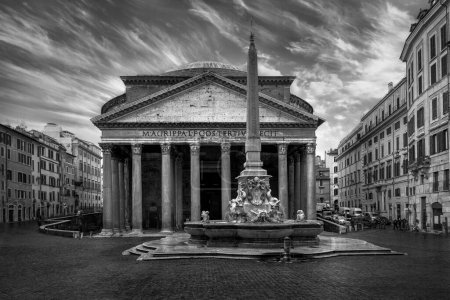 Foto de Un plano a escala de grises de la fachada del Panteón. Roma, Italia. - Imagen libre de derechos