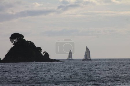 Foto de Una imagen oscura de los buques en el horizonte en el Océano Pacífico en Las Catalinas, Costa Rica - Imagen libre de derechos