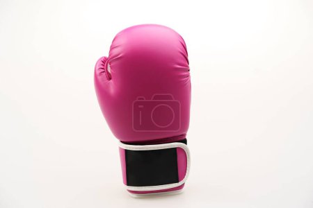 Téléchargez les photos : Un seul gant de boxe rose isolé sur fond blanc - en image libre de droit