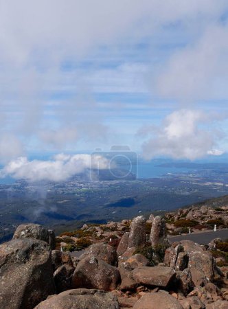 Téléchargez les photos : Vue verticale de la ville Hobart vue du mont Wellington en Tasmanie, Australie - en image libre de droit