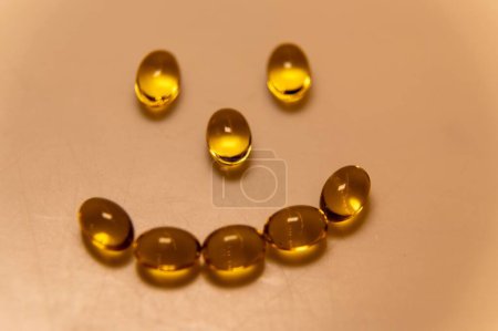 Téléchargez les photos : Cette photo est de pilules de vitamine D disposées dans un visage heureux. - en image libre de droit