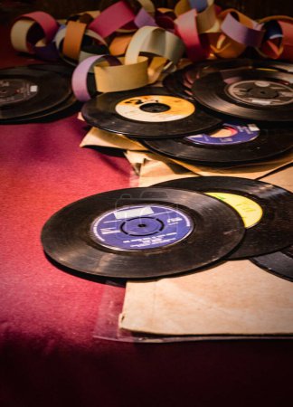Foto de Un montón de antiguos 45 discos de vinilo único y cadena de papel de color. - Imagen libre de derechos