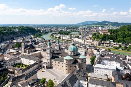 Foto de Una hermosa toma de la Universidad de Salzburgo en Salzburgo, Austria. - Imagen libre de derechos