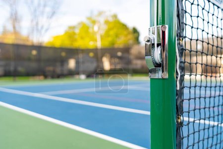 Foto de Increíbles nuevas pistas de tenis azules con líneas blancas y líneas rojas de pickleball - Imagen libre de derechos