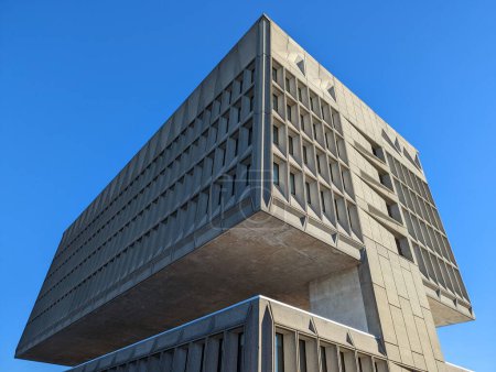 Téléchargez les photos : Un angle bas du Marcel Breuer Building avec fond bleu ciel à New Haven - en image libre de droit