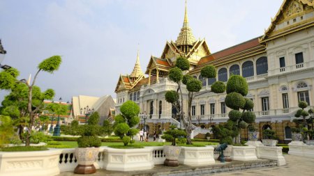 Foto de Una vista panorámica del Templo del Buda Esmeralda en Bangkok, Tailandia sobre un fondo de cielo claro - Imagen libre de derechos