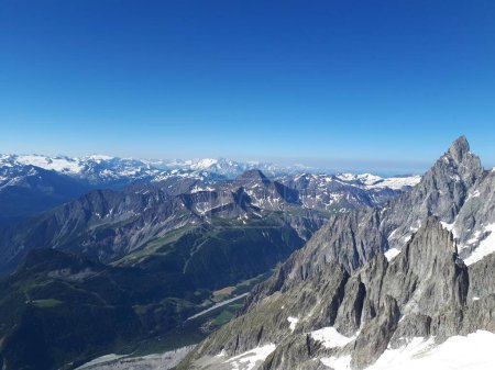 Téléchargez les photos : Une belle vue sur les Alpes sous un ciel bleu clair dans la vallée d'Aoste, Italie du Nord. - en image libre de droit