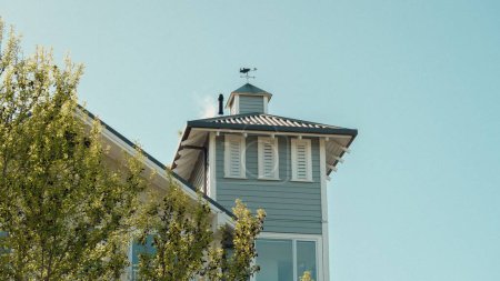 Téléchargez les photos : Un gros plan à angle bas du sommet d'un bâtiment en bois par une journée ensoleillée - en image libre de droit