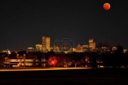 Foto de Una escena de paisaje de Beaver Blood Moon sobre Denver, Colorado por la noche - Imagen libre de derechos