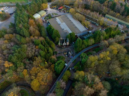 Téléchargez les photos : Vue par drone du parc d'attractions Alton Towers dans le Staffordshire, en Angleterre - en image libre de droit