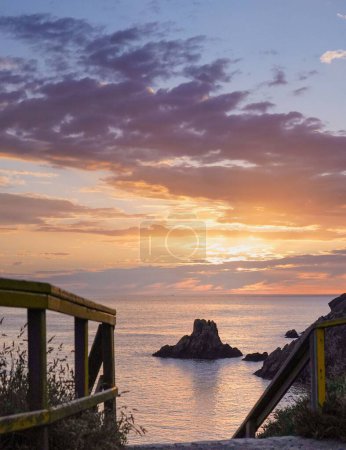Foto de Una hermosa puesta de sol y un cielo nublado sobre la playa de Campelo - Imagen libre de derechos