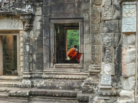 Foto de Un monje de pie cerca de los templos de Bayon, Angkor Wat, Camboya - Imagen libre de derechos