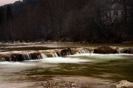Téléchargez les photos : Une belle vue sur une cascade d'eau pittoresque qui coule - en image libre de droit