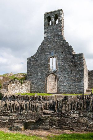 Foto de Una hermosa toma de ruinas históricas en la Abadía de Mellifont cerca de Drogheda, Irlanda - Imagen libre de derechos