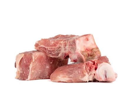 Foto de Un primer plano de trozos de estofado fresco de cerdo crudo sobre fondo blanco - Imagen libre de derechos