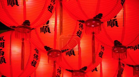 Téléchargez les photos : Un gros plan de lanternes rouges allumées dans un temple chinois - en image libre de droit