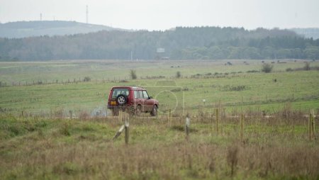 Foto de Un vehículo todoterreno conduciendo por el campo durante el día - Imagen libre de derechos