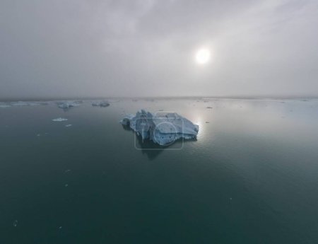 Téléchargez les photos : Une vue aérienne du glacier en mer - en image libre de droit