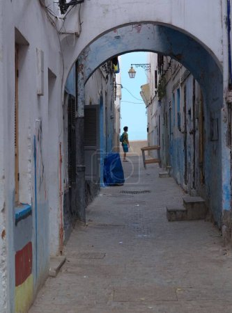 Téléchargez les photos : Une rue typique dans la médina de Rabat au Maroc pendant la journée - en image libre de droit