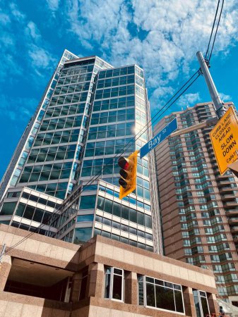 Téléchargez les photos : Une belle vue à faible angle des immeubles de grande hauteur à Toronto - en image libre de droit