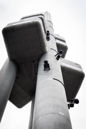 Foto de Una toma de ángulo bajo a escala de grises de la Torre de Televisión Zizkov en Praga, Chequia - Imagen libre de derechos