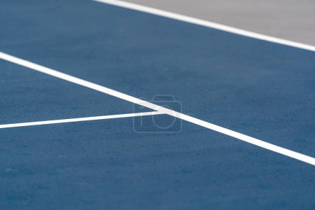 Toller neuer blauer Tennisplatz mit weißen Linien und grau außer Rand und Band