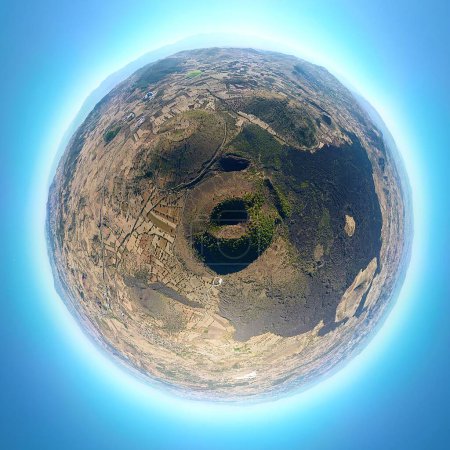 Foto de Una vista esférica de 360 grados con paisajes de montañas y valles en Kula, Turquía - Imagen libre de derechos