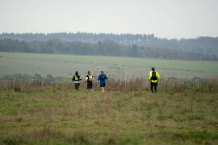 Téléchargez les photos : Un groupe de coureurs de fond en pleine campagne, Wiltshire Royaume-Uni - en image libre de droit