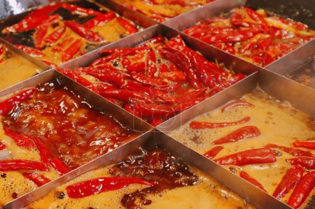 Téléchargez les photos : Un gros plan de piments piquants bouillants dans des sauces - en image libre de droit