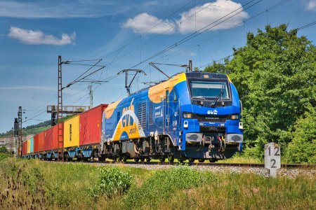 Foto de La locomotora electro-diesel Stadler Euro Dual que atraviesa las vías del ferrocarril en Thuengersheim, Alemania - Imagen libre de derechos