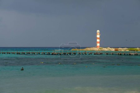 Téléchargez les photos : Un paysage du phare de Cancun entouré par la mer dans la soirée au Mexique - en image libre de droit