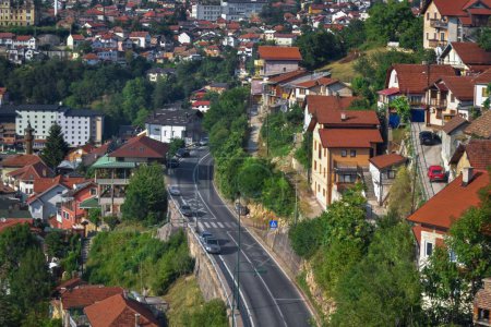 Téléchargez les photos : Un plan aérien de la capitale de Sarajevo avec des bâtiments résidentiels entourés d'arbres - en image libre de droit