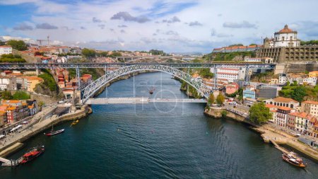 Foto de Una hermosa vista del paisaje urbano en la costa del río Duero en Puerto, Portugal - Imagen libre de derechos