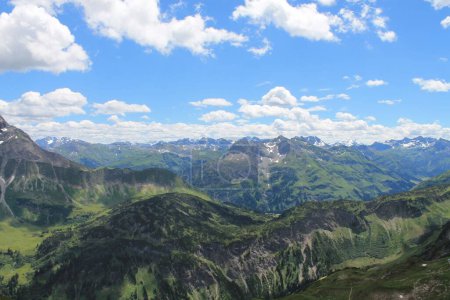 Téléchargez les photos : Paysage et ciel montagneux en Autriche - en image libre de droit