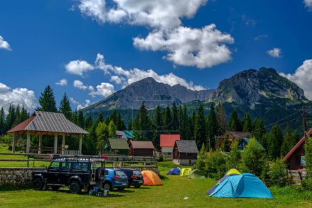 Foto de El campamento Ivan Do en el parque nacional de Durmitor con un cielo azul nublado en el fondo, Montenegro - Imagen libre de derechos