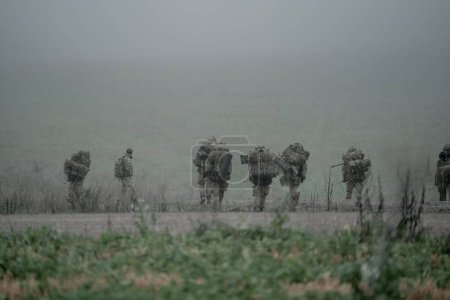 Foto de Un grupo de soldados de infantería armados en un campo - Imagen libre de derechos
