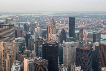 Téléchargez les photos : Un plan horizontal de nombreux gratte-ciel les uns à côté des autres à Manhattan Island New York en plein jour - en image libre de droit