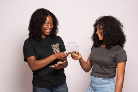 damas africanas compartiendo dinero entre sí