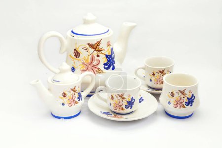 Foto de Un primer plano de hermosa taza de té de porcelana patrón floral tetera con placa aislada sobre fondo blanco - Imagen libre de derechos