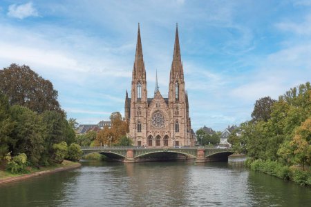 Foto de Una vista panorámica de la Catedral de San Pablo situada en Estrasburgo, Francia. - Imagen libre de derechos