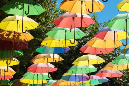 Foto de Los paraguas que cuelgan sobre la calle de Learn, Ariege, Francia - Imagen libre de derechos