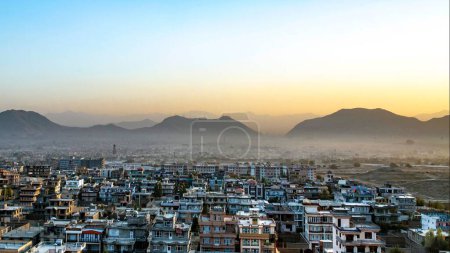 Téléchargez les photos : Une vue paysage de la vieille ville avec des collines en arrière-plan au coucher du soleil - en image libre de droit