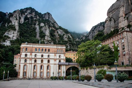 Foto de Una vista panorámica del edificio situado en la cima de la montaña de Montserrat - Imagen libre de derechos