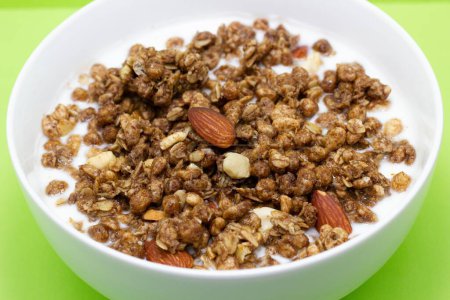 Téléchargez les photos : Un gros plan de céréales aux noix de muesli dans un bol de yaourt - en image libre de droit