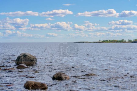 Foto de Una vista del paisaje con hermosas piedras cerca de un lago, cielo despejado en el fondo - Imagen libre de derechos